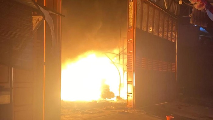 Kebakaran toko bangunan di Citereup, Bogor