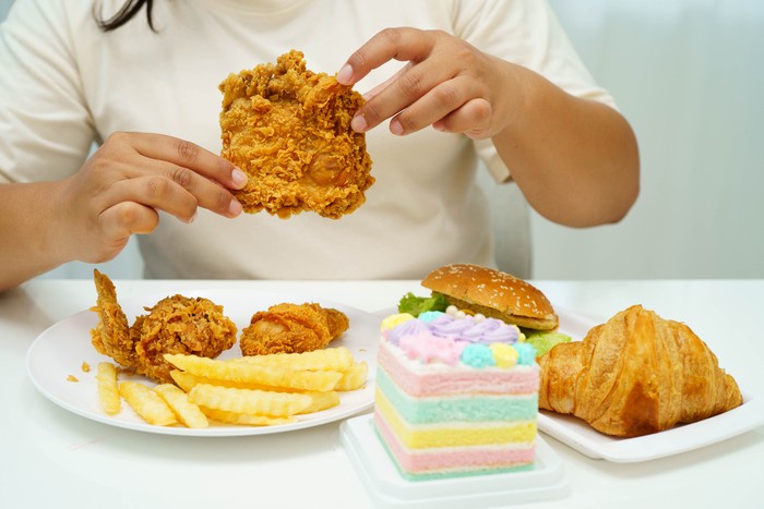 Efek samping kebanyakan makan junk food bisa picu depresi.