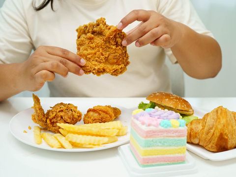 Kebanyakan Makan Junk Food Bisa Picu Risiko Depresi hingga 50%! Efek samping kebanyakan makan junk food bisa picu depresi.
