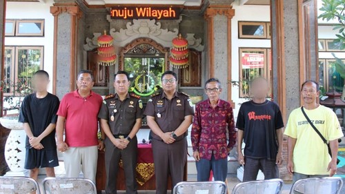 Kejari Tabanan melepaskan dua tersangka kasus pencurian di Desa Beraban dan Desa Bantiran, Selasa (25/11/2025). (Istimewa)