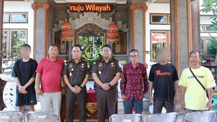 Kejari Tabanan melepaskan dua tersangka kasus pencurian di Desa Beraban dan Desa Bantiran, Selasa (25/11/2025). (Istimewa)