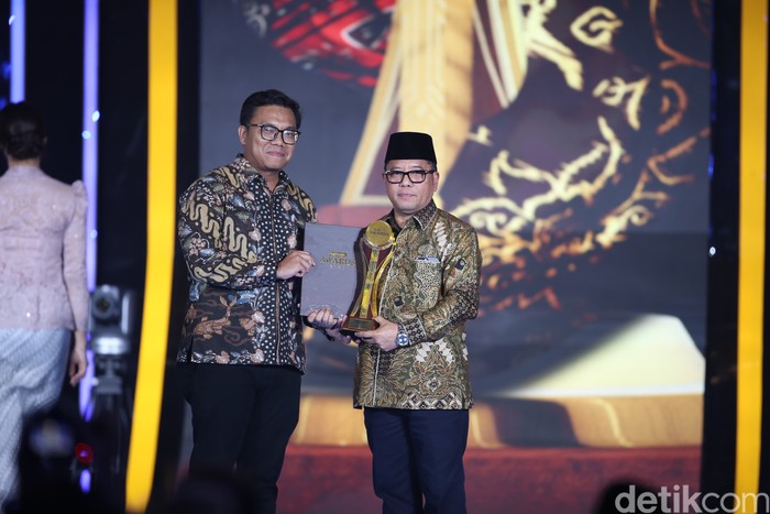 Penghargaan diserahkan langsung oleh Wakil Pemimpin Redaksi detikcom, Ardhi Suryadhi kepada Sekjen Kemenag, Kamaruddin Amin.