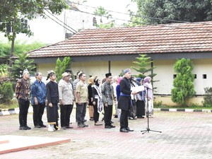 Hari Guru Nasional, Siswa Sekolah Rakyat Gelar Upacara Bendera-Flashmob