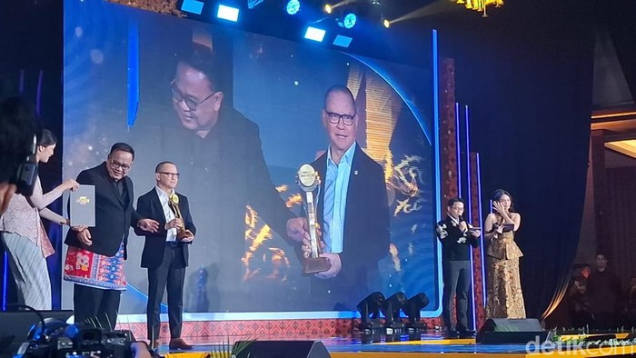 Kementerian Pelindungan Pekerja Migran Indonesia (P2MI) meraih penghargaan detikcom Awards 2025, kategori Lembaga Pendorong Pekerja Migran Naik Kelas. (Belia/detikcom)