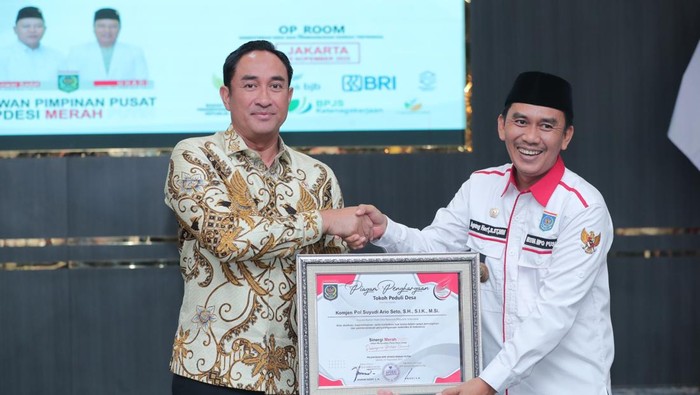 Kepala BNN RI Suyudi Ario Seto menerima penghargaan sebagai Tokoh Peduli Desa dari Asosiasi Pemerintah Desa Seluruh Indonesia (Apdesi) Merah Putih (dok istimewa)