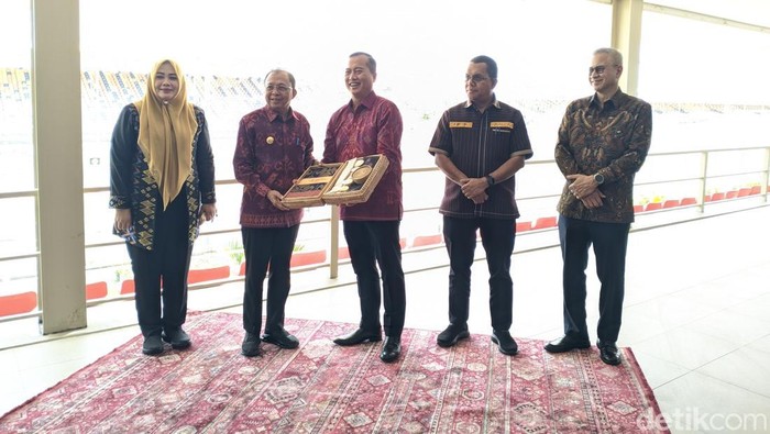 Wayan Koster, Lalu Muhamad Iqbal, dan Emanuel Melkiades Laka Lena saat menandatangani kerja sama tiga daerah di Sirkuit Mandalika, Selasa (25/11/2025).