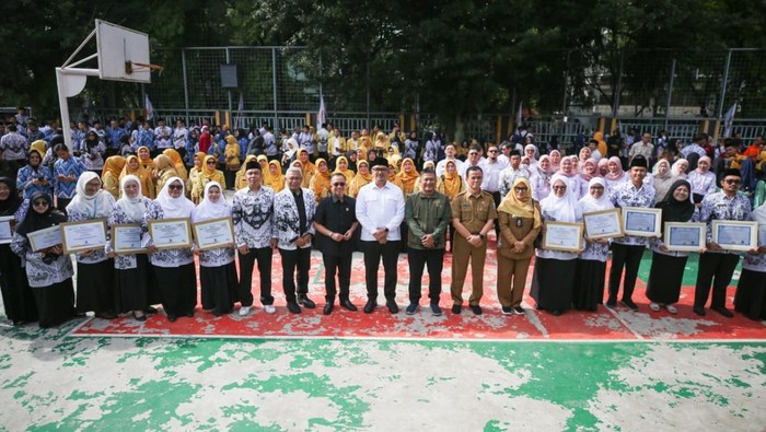 Ketua DPRD Kota Bandung Asep Mulyadi bersama Wali Kota Bandung usai peringatan Hari Guru Nasional 2025. (