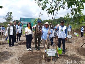 Titiek Soeharto dan Menhut Tanami Bekas Tambang Ilegal di Lereng Merapi