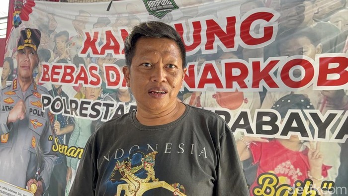 Praktik prostitusi terselubung diduga masih terjadi di kawasan eks lokalisasi Dolly, Surabaya. Ketua RT 5 RW 12 Kelurahan Putat Jaya, M Ridwan Tanro (44) mengungkapkan bahwa aktivitas prostitusi tersebut memang tak lagi tampak secara terang-terangan seperti masa lalu.