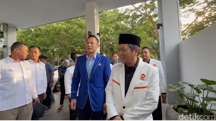Ketua Umum Partai Demokrat Agus Harimurti Yudhoyono (AHY) menyambut kedatangan pejabat teras PKS di kantor DPP Demokrat. (Adrial/detikcom)