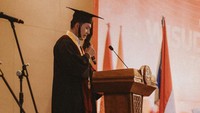 Kiki Farrel menjadi perwakilan wisudawan memberikan sambutan. Foto: Instagram @kikifarrel_ fotografer: @lastbiteandgraduation