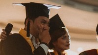 Pada momen penting ini, Kiki Farrel sangat terharu hingga menangis saat duduk di antara wisudawan dan wisudawati lainnya. Chika Jessica yang berada di sampingnya juga ikut berlinang air mata. Foto: Instagram @kikifarrel_ fotografer: @lastbiteandgraduation