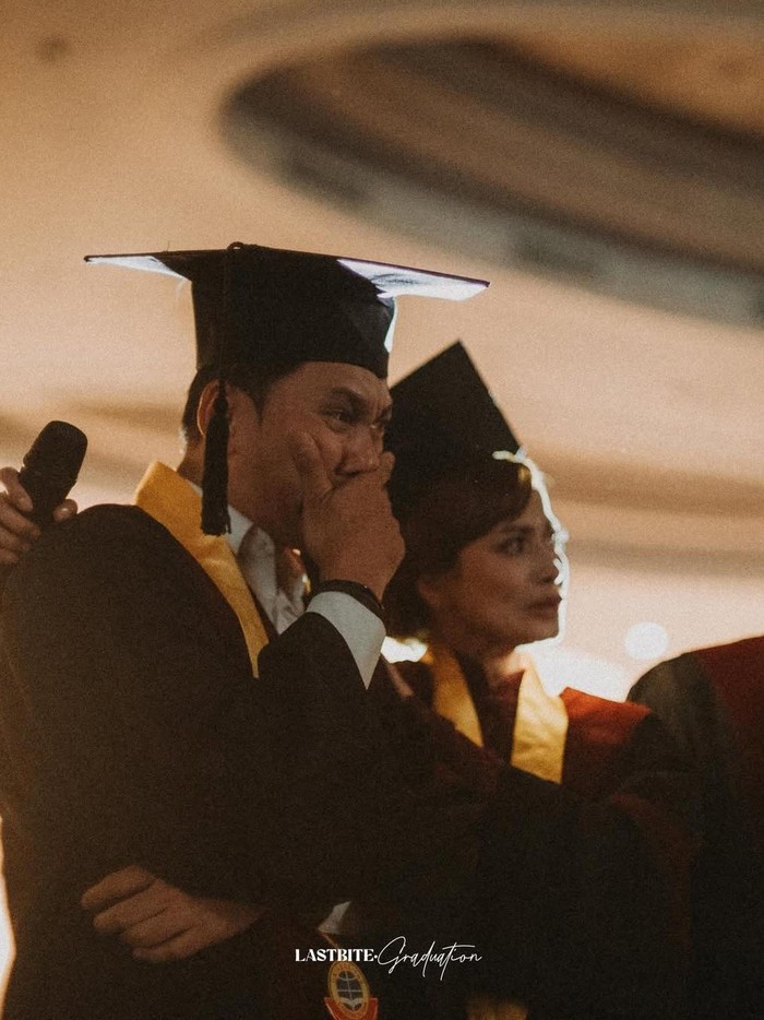 Kiki Farrel terharu menjalani wisuda S1.