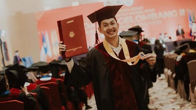 Kiki Farrel Berlinang Air Mata, Wisuda S1 dan Cumlaude!
