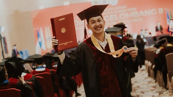 Kiki Farrel Berlinang Air Mata, Wisuda S1 dan Cumlaude!