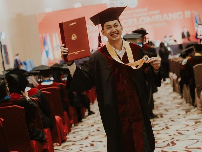 Kiki Farrel terharu menjalani wisuda S1.