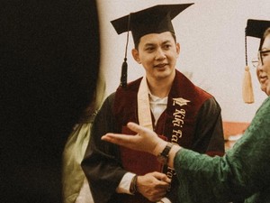 Kiki Farrel Lega Raih Gelar Sarjana Kini Lanjut S2