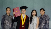 Pada momen pentingnya itu, dia didamingi oleh keluarga. Terima kasih untuk keluarga ku yang hadir @__bhm @erinmoley @reggyrichie @archiesaladinrichie, tulisnya. Foto: Instagram @kikifarrel_ fotografer: @lastbiteandgraduation