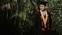 Kiki Farrel juga menjadi salah satu wisudawan di Universitas Sangga Buana, Bandung. Kiki menjalani wisuda bersama Chika Jessica juga Dwi Andhika. Foto: Instagram @kikifarrel_ fotografer: @lastbiteandgraduation