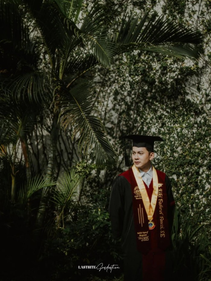 Kiki Farrel terharu menjalani wisuda S1.