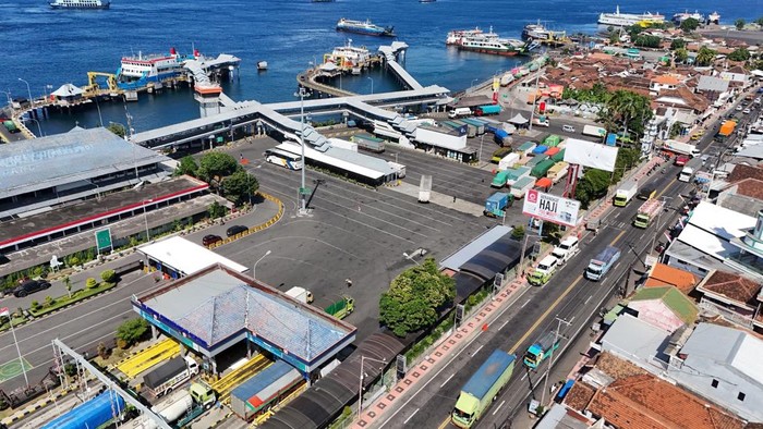Kondisi antrian kendaraan yang akan masuk kapal di Pelabuhan Ketapang Banyuwangi