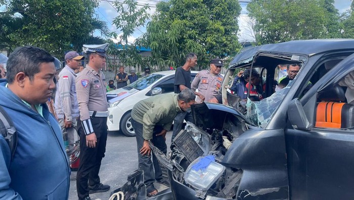 Kondisi Daihatsu Gran Max usai terlibat kecelakaan di jalan Solo-Wonogiri tepatnya di Desa Nambangan, Kecamatan Selogiri, Kabupaten Wonogiri, Selasa (25/11/2025).