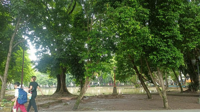 Kondisi Kambang Iwak Palembang yang air kolamnya meluber saat hujan tadi malam.