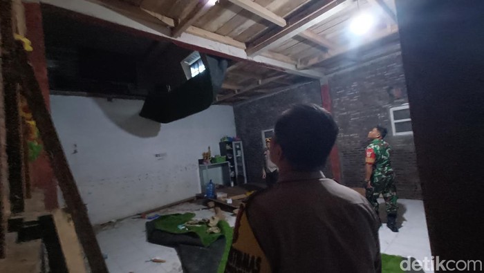 Kondisi loteng terbuat dari kayu yang ambruk hingga menyebabkan sejumlah guru terluka di Sekolah Alam Purwokerto, Kabupaten Banyumas, Selasa (25/11/2025).