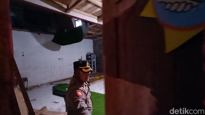 Kondisi loteng terbuat dari kayu yang ambruk hingga menyebabkan sejumlah guru terluka di Sekolah Alam Purwokerto, Kabupaten Banyumas, Selasa (25/11/2025).