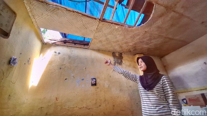 Kondisi rumah Fatimah Azzahra (21) dan kedua adiknya setelah ambruk.