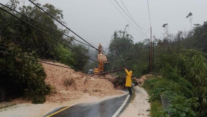 Kondisi tiang PLN tumbang imbas longsor di Tapteng-Sibolga. (dok PLN UID Sumut)