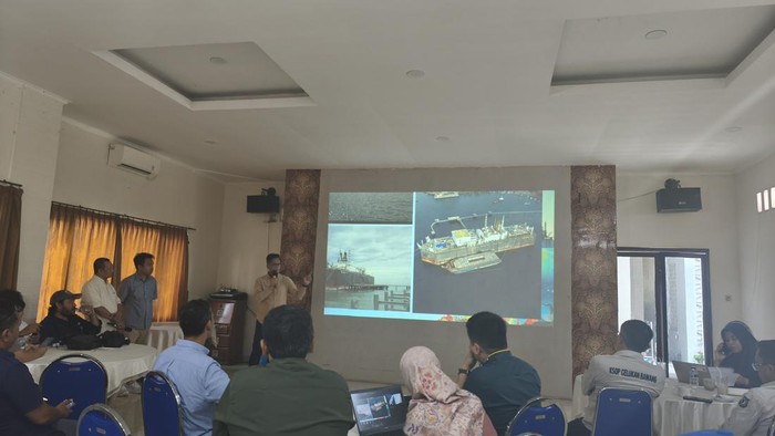 Konferensi pers Pertamina EP Regional 4 Indonesia Timur, Selasa (25/11/2025) soal pembersihan kapal tankers FSO Cinta Natomas yang bersadar sejak 2018 di Pelabuhan Celukan Bawang, Buleleng. (Foto: Made Wijaya Kusuma/detikBali)