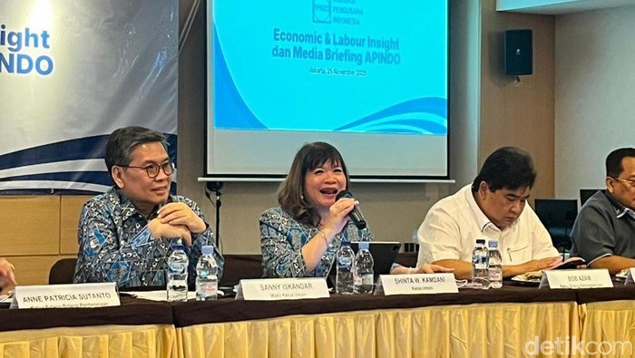 Konpers APINDO- Ketua Umum APINDO Shinta Kamdani (tengah)