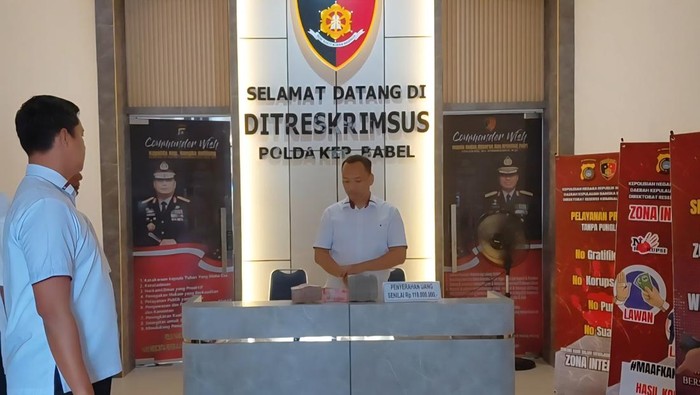 Anggota Subdit III Tindak Pidana Korupsi Ditreskrimsus Polda Babel menunjukkan uang sitaan.