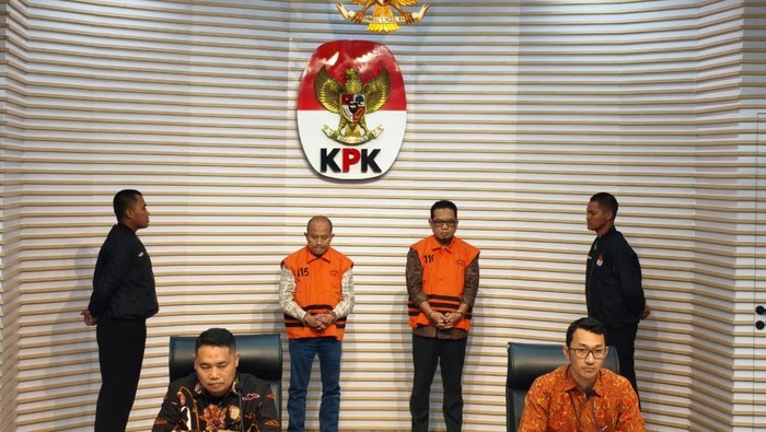 KPK menahan dua orang tersangka kasus proyek fiktif di salah satu perusahaan konstruksi milik BUMN. Penahanan dilakukan mulai hari ini hingga 20 hari ke depan. (Kurniawan F/detikcom)