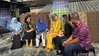 Ratu Maxima juga sempat berbincang dengan para pembatik di Kampung Batik Laweyan.