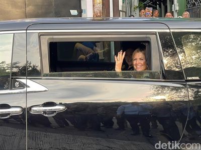 Ratu Maxima Kunjungi Sragen-Solo: Ngobrol dengan Buruh hingga Belajar Membatik