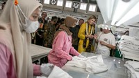 Kunjungan ini bertujuan untuk memantau implementasi program Reimagining Industries to Support Equality (RISE), sebuah inisiatif global yang fokus pada peningkatan kesehatan finansial pekerja di sektor garmen dan alas kaki.  ANTARA FOTO /MOHAMMAD AYUDHA