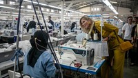 elama kunjungan, Ratu Maxima meninjau lini produksi di pabrik, berinteraksi langsung dengan para pekerja, dan mendengarkan pengalaman mereka terkait tantangan finansial dan upaya perusahaan dalam meningkatkan kesejahteraan karyawan. ANTARA FOTO /MOHAMMAD AYUDHA