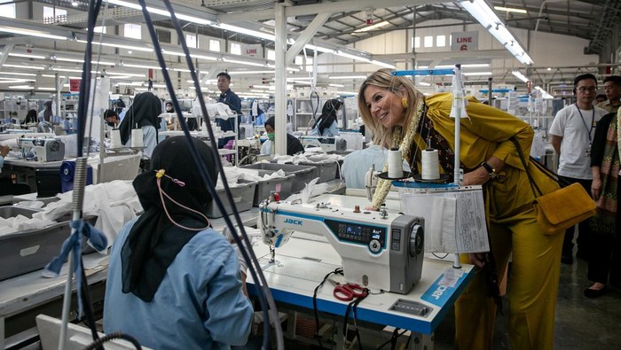 Penasihat Khusus Sekretaris Jenderal PBB untuk Kesehatan Finansial (UNSGSA) yang juga Ratu Belanda Maxima Zorreguieta Cerruti (kedua kanan) berbincang dengan pekerja pabrik saat melakukan kunjungan di pabrik konveksi PT. Glory Industrial Sragen, Jawa Tengah, Selasa (25/11/2025). Kunjungan Ratu Maxima tersebut untuk memantau program Reimagining Industries to Support Equality (RISE) dalam upaya meningkatkan kesehatan finansial para pekerja industri garmen dan alas kaki sejumlah merek pakaian internasional. ANTARA FOTO/Mohammad Ayudha/bar