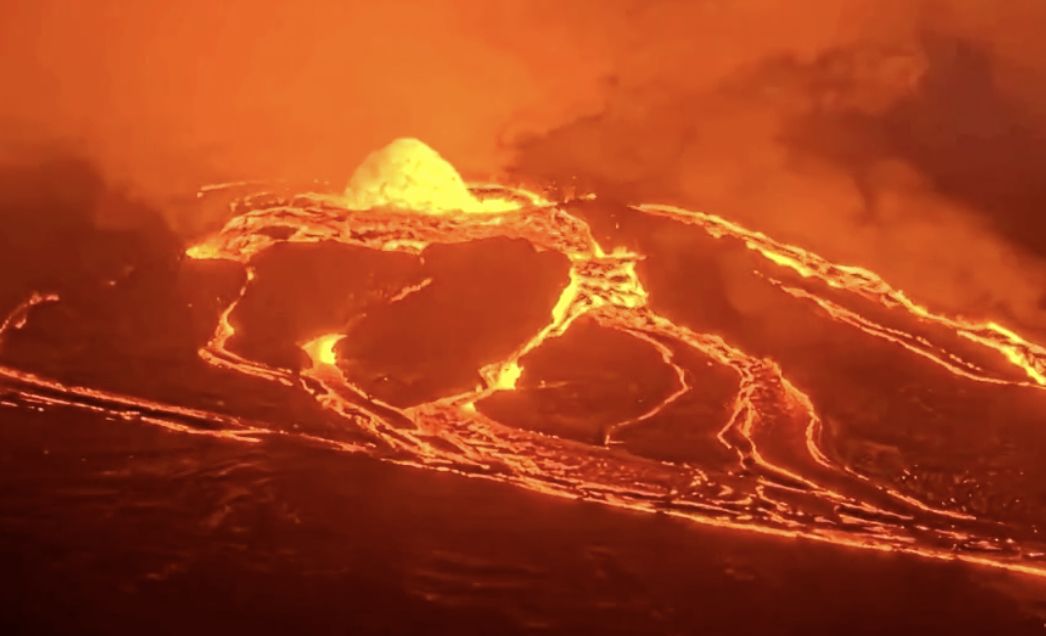 Lava kembali menyembur dari Gunung Berapi Kilauea di Hawaii pada Minggu (23/11/2025) malam, menurut rekaman yang dirilis Survei Geologi Amerika Serikat (USGS). (Tangkapan Layar Video Reuters/USGS)