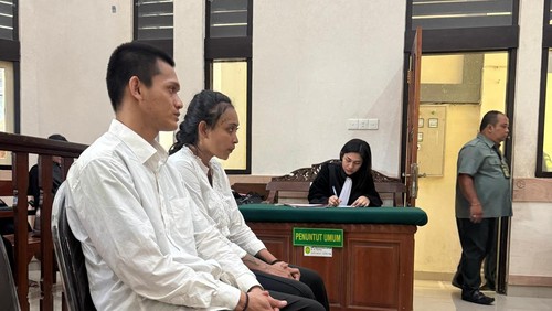 LC dan karyawan kafe di Kelurahan Pemogan, Putri Gustiana Saragih (28) serta Risky Januar (22), disidang di PN Denpasar, Selasa (25/11/2025). Mereka disidang lantaran menjadi pengedar sabu.