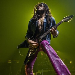 Duh! Rambut Gimbal Penyanyi Ini Copot Dijambak Fans