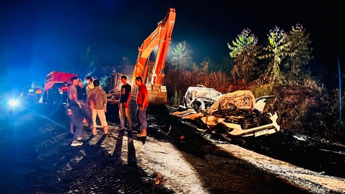 Lokasi kejadian truk pengangkut batu bara yang terguling hingga menimpa minibus di Muba