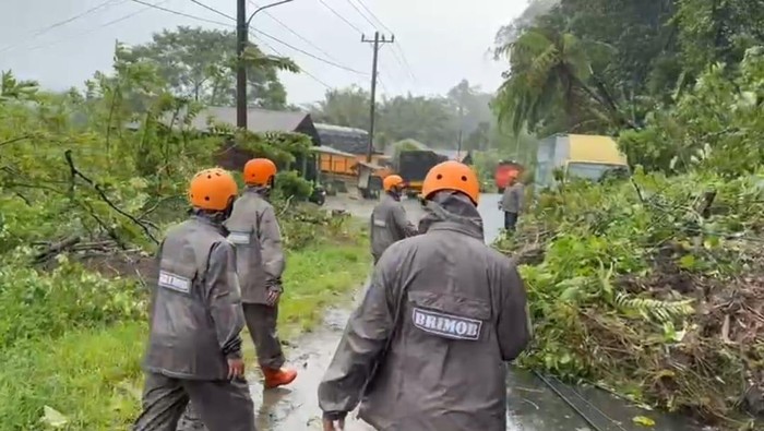 Brimob bantu tangani longsor di Tapsel