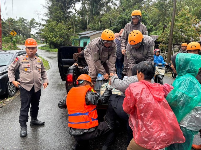 Brimob turun bantu tangani longsor di Tapsel