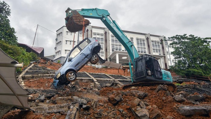 Foto udara kondisi longsor di kampus UIN Imam Bonjol Sungai Bangek, Padang, Sumatera Barat, Selasa (25/11/2025). Longsor terjadi karena turap penahan tanah pada bangunan gedung Fakultas Ekonomi dan Bisnis Islam (FEBI) itu runtuh dan menimpa 10 unit motor dan tiga unit mobil yang sedang terparkir. ANTARA FOTO/Iggoy el Fitra