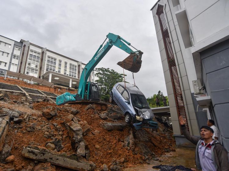 Longsor Terjang Kampus UIN Imam Bonjol, Belasan Kendaraan Tertimbun