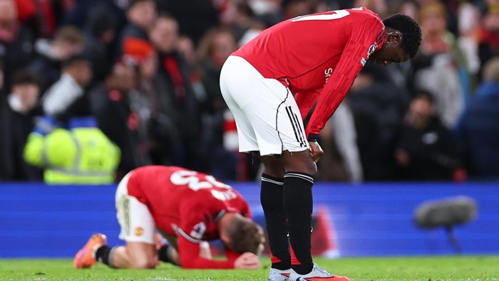 MANCHESTER, ENGLAND - NOVEMBER 24: A dejected Kobbie Mainoo of Manchester United  at full time during the Premier League match between Manchester United and Everton at Old Trafford on November 24, 2025 in Manchester, England. (Photo by Robbie Jay Barratt - AMA/Getty Images)