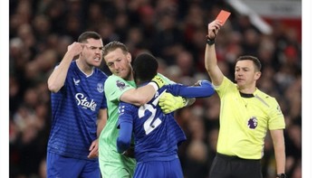 Akun ini meledek dengan menyebut Everton memang berniat memainkan 10 pemain karena mengalahkan MU dengan 11 pemain akan terlalu mudah. Foto: X.com